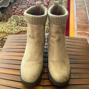 Tan suede White Mountain low boots 8